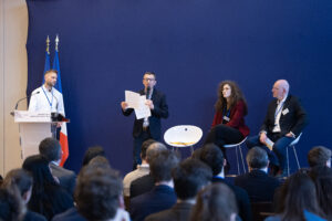 (de gauche à droite) Benoît Bourrat, directeur général du réseau national Pimms Médiation ; Céline Corno, directrice du plan de compétences en IA à Microsoft France ; Mathieu Muselet, responsable du pôle numérique au Centre confédéral de la Ligue de l’Enseignement.